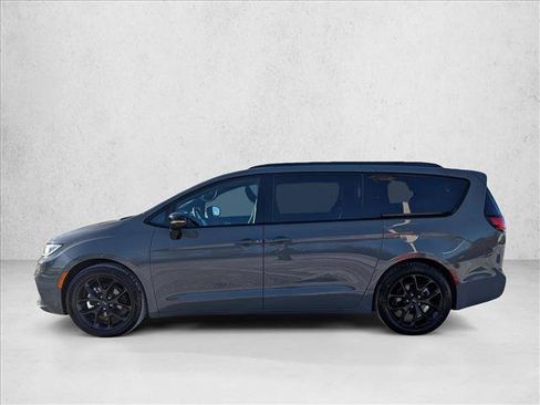 Used 2025 Chrysler Pacifica Limited image 9