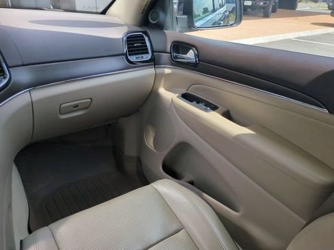 Used 2019 Jeep Grand Cherokee Overland AWD/4WD image 17