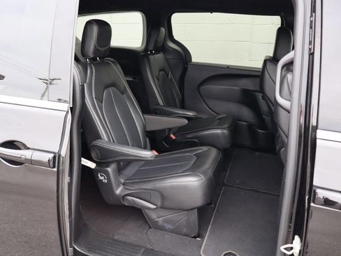 Used 2025 Chrysler Pacifica Select FWD image 7
