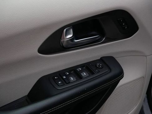 Used 2023 Chrysler Pacifica Touring-L FWD image 16
