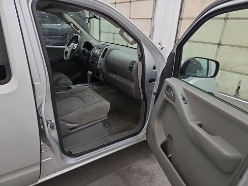 Used 2014 Nissan Frontier SV image 33