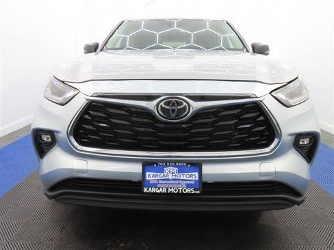 Used 2025 Toyota Highlander LE FWD image 4