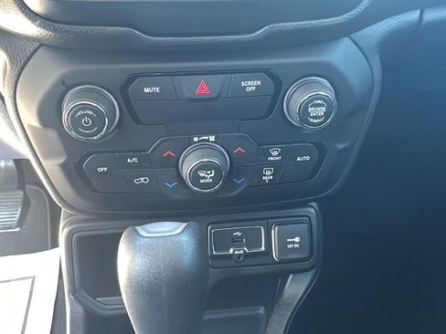 Used 2018 Jeep Renegade Latitude image 23