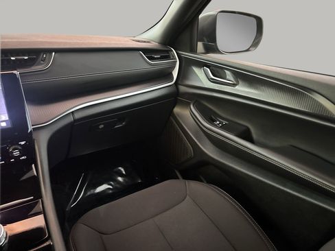 Used 2025 Jeep Grand Cherokee Laredo X image 15