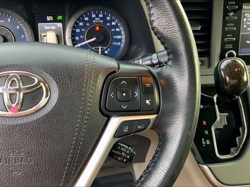 Used 2020 Toyota Sienna XLE w/ XLE Navigation Package image 24