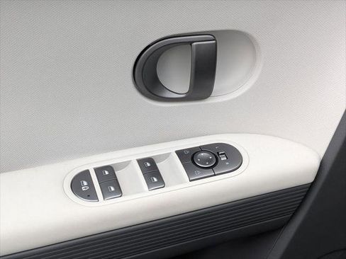 New 2025 Hyundai Ioniq 5 SE image 10