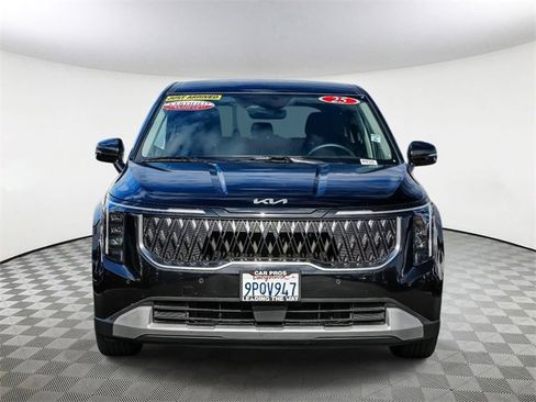 Used 2025 Kia Carnival image 3