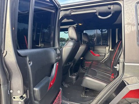 Used 2018 Jeep Wrangler Unlimited Rubicon AWD/4WD image 14