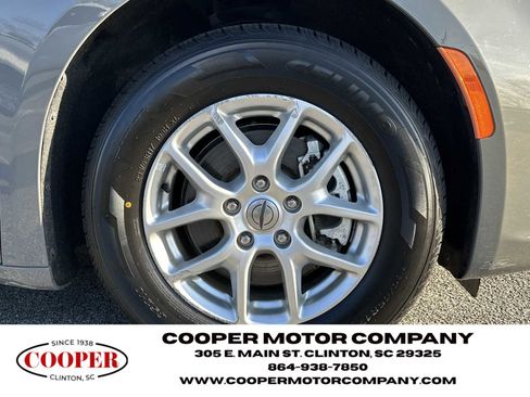 Used 2023 Chrysler Pacifica Touring-L image 12