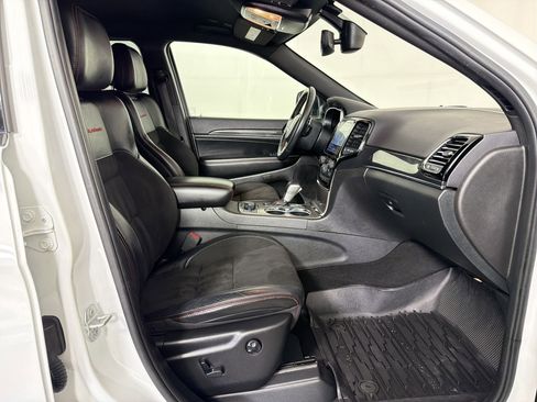 Used 2019 Jeep Grand Cherokee Trailhawk AWD/4WD image 30