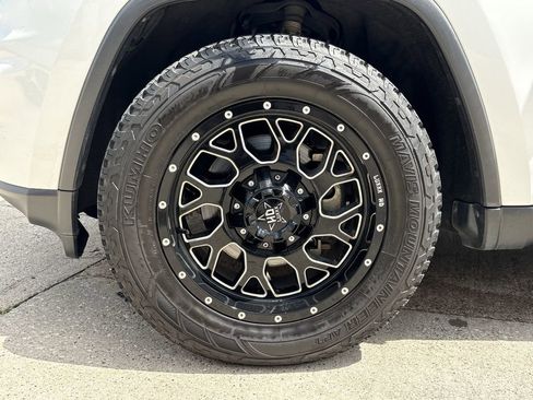 Used 2020 Jeep Grand Cherokee Laredo w/ Laredo X Package RWD image 15