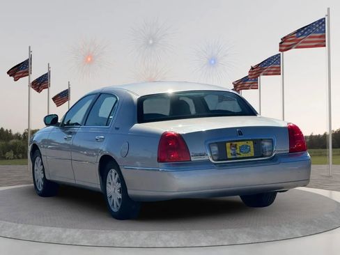 Used 2009 Lincoln Town Car Signature Limited image 11