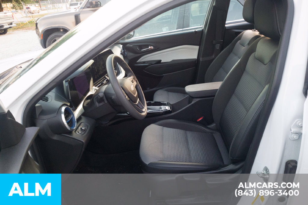 Used 2025 Chevrolet Trax LT FWD image 8