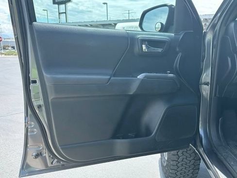 Used 2017 Toyota Tacoma TRD Sport w/ Premium & Technology Package AWD/4WD image 21