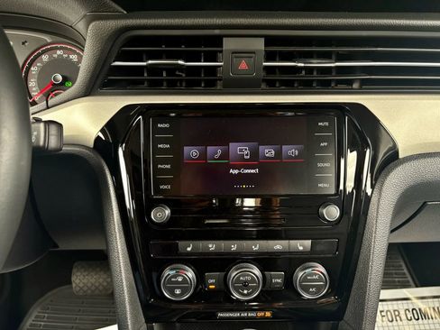 Used 2021 Volkswagen Passat 2.0T SE image 27