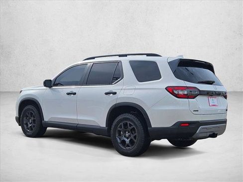 Used 2025 Honda Pilot TrailSport image 8
