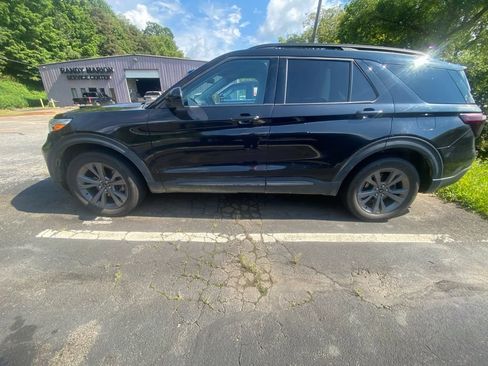 Used 2022 Ford Explorer XLT w/ Equipment Group 202A AWD/4WD image 10