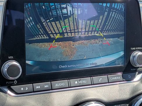 Used 2025 Nissan Sentra SV FWD image 17