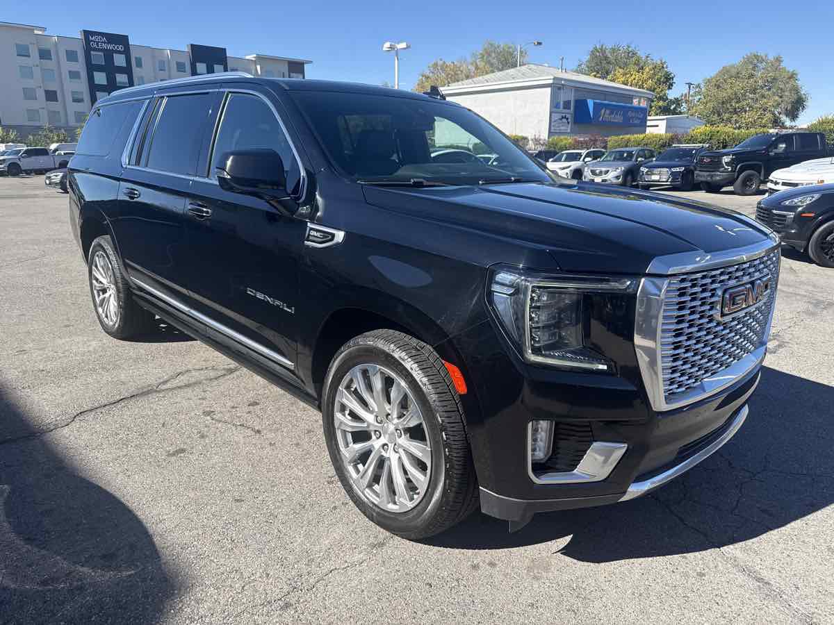 Used 2022 GMC Yukon XL Denali AWD/4WD image 4