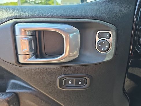 Certified 2022 Jeep Gladiator Willys image 18