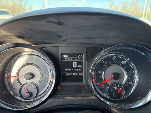 Used 2016 Chrysler Town & Country Touring image 27