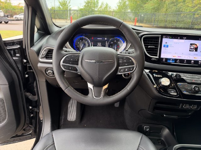 Used 2025 Chrysler Pacifica Select FWD image 16