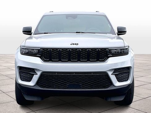 Used 2024 Jeep Grand Cherokee Altitude image 3