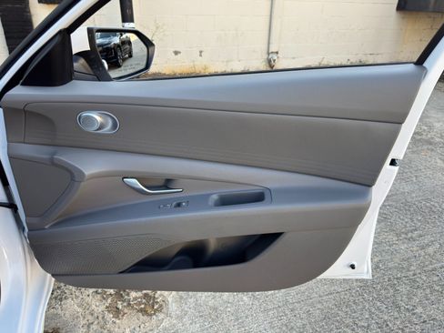 Used 2025 Hyundai Elantra Hybrid FWD image 36