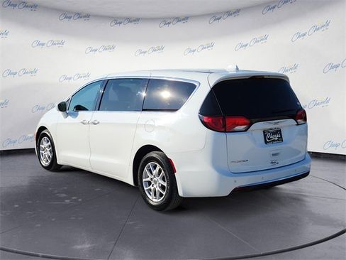 Used 2020 Chrysler Pacifica Touring image 3