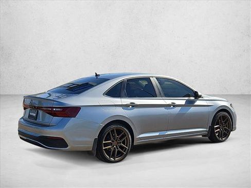 Used 2025 Volkswagen Jetta SE FWD image 5