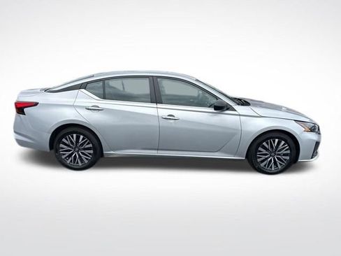 Used 2024 Nissan Altima 2.5 SV FWD image 6