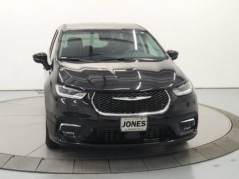 Used 2024 Chrysler Pacifica Touring-L FWD image 3