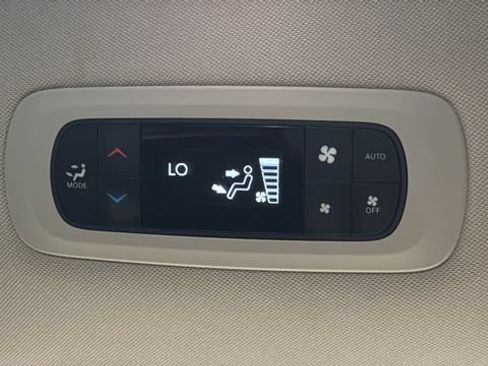 Used 2023 Chrysler Pacifica Touring-L FWD image 32