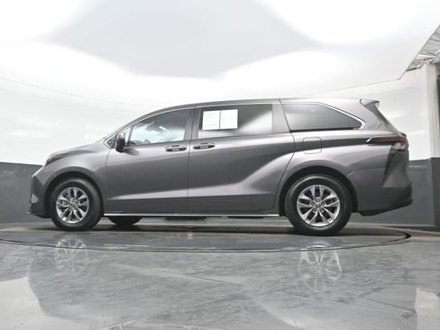 Used 2024 Toyota Sienna LE image 30