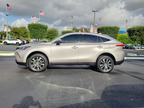 Used 2022 Toyota Venza LE AWD/4WD image 7