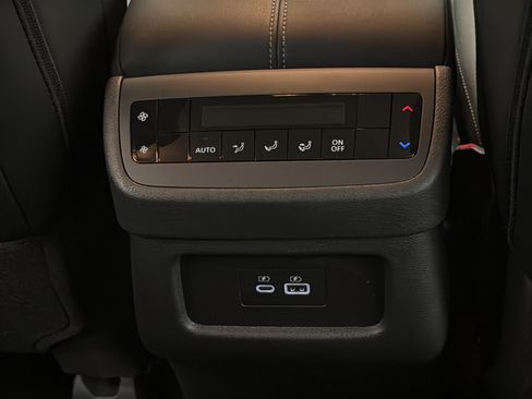 Used 2025 Nissan Pathfinder SL AWD/4WD image 35