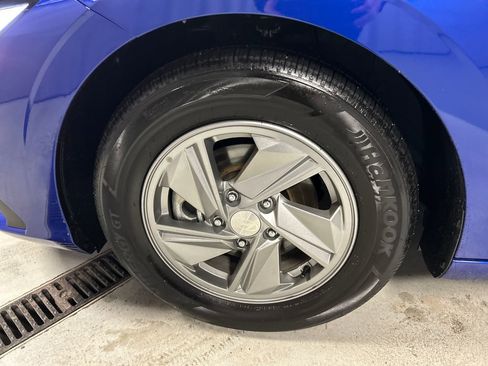 Used 2025 Hyundai Elantra SE image 9