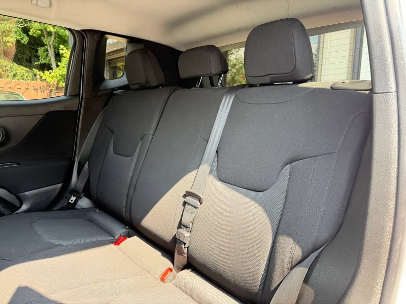 Used 2017 Jeep Renegade Latitude FWD image 16