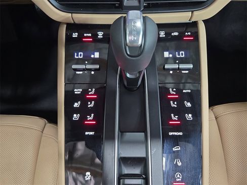 Used 2025 Porsche Macan image 19