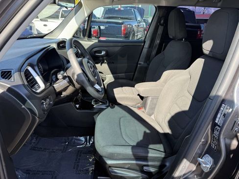 Used 2019 Jeep Renegade Latitude FWD image 9