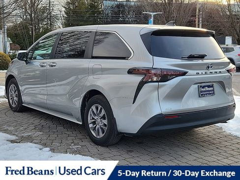 Used 2023 Toyota Sienna LE image 4