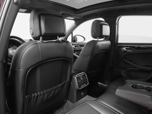 Certified 2024 Porsche Macan AWD/4WD image 39