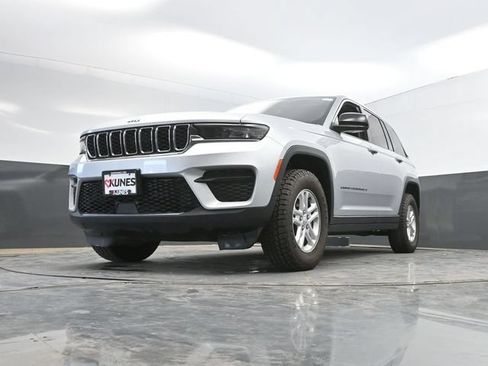 Used 2024 Jeep Grand Cherokee Laredo AWD/4WD image 49