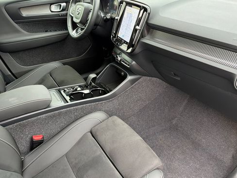 Used 2025 Volvo XC40 B5 Ultra w/ Climate Package image 16