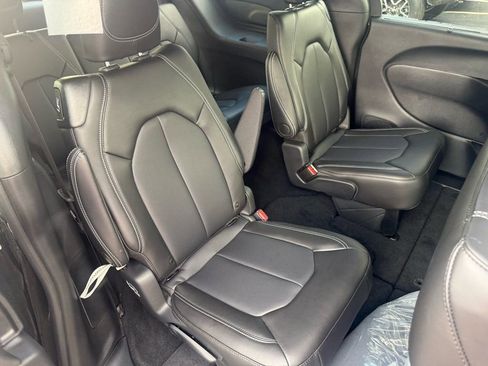 New 2025 Chrysler Pacifica Select FWD image 30