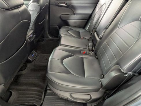 Used 2022 Toyota Highlander XLE AWD/4WD image 24