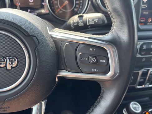 Used 2022 Jeep Wrangler Unlimited Sahara AWD/4WD image 16