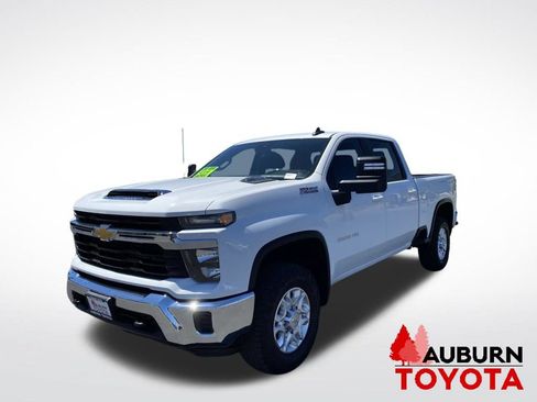 Used 2024 Chevrolet Silverado 2500 LT AWD/4WD image 3