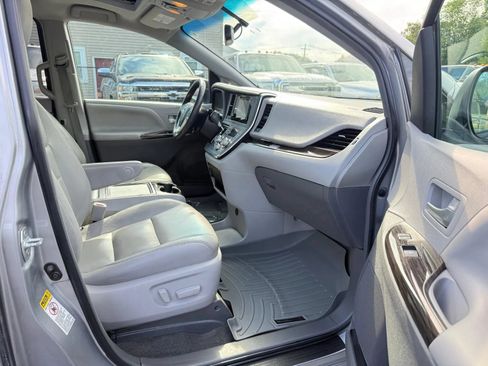 Used 2017 Toyota Sienna XLE w/ Outdoor Package FWD image 13