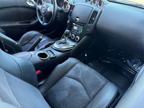 Used 2009 Nissan 370Z Touring image 18